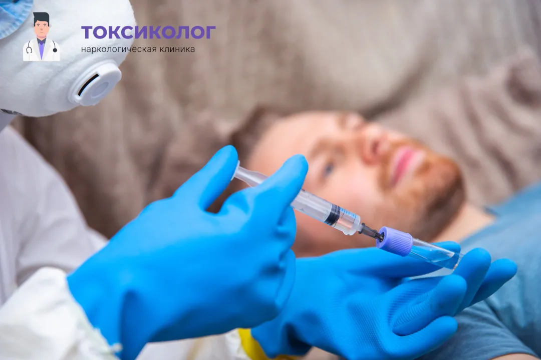 Врач берет анализы в процессе процедуры «Снятие ломки в Ижевске»